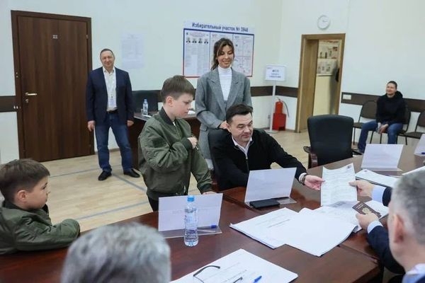 Андрей Воробьев с семьей принял участие в голосовании на выборах президента