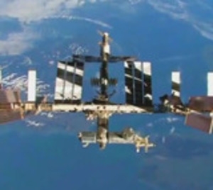 Камеры МКС сняли на видео огромный инопланетный корабль, следящий за станцией