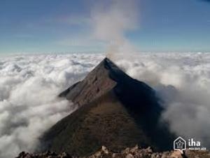 На Камчатке извергается спавший два века вулкан