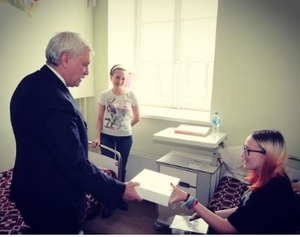 Губернатор Петербурга подарил пострадавшей в теракте девочке планшет