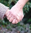 Прожившие вместе 69 лет супруги умерли одновременно, держа друг друга за руки