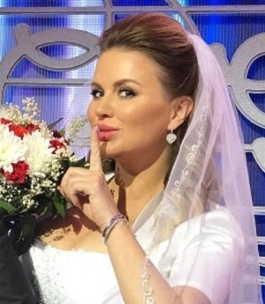 Поклонники вычислили имя жениха Анны Семенович