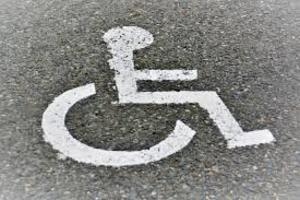 Многодетным могут разрешить парковаться на местах для инвалидов