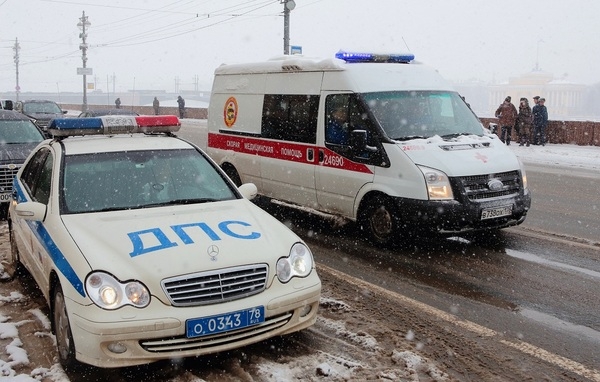На юг РФ стремительно ворвалась зима: на заснеженной дороге перевернулась маршрутка с людьми