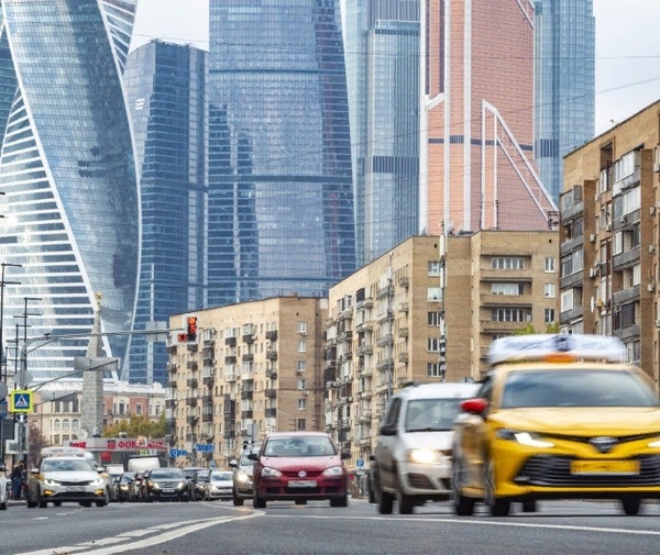 Власти Москвы попросили не поднимать цены на такси зимой