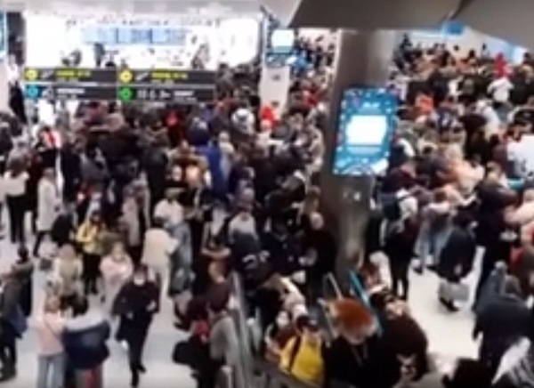 В московских аэропортах из-за непогоды застряли тысячи пассажиров