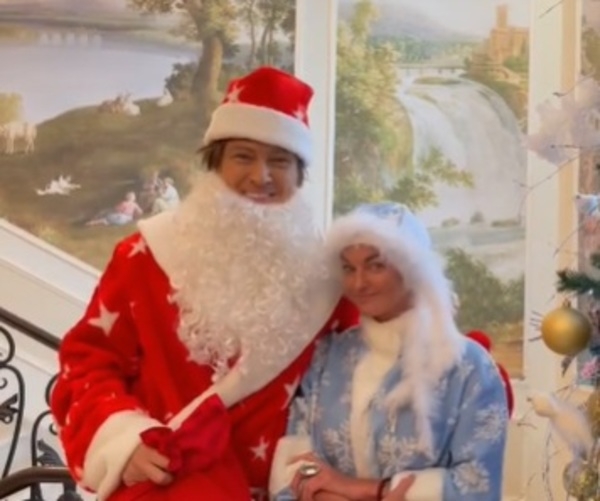Волочкова и Прохором Шаляпиным записали поздравление в образах Деда Мороза и Снегурочки