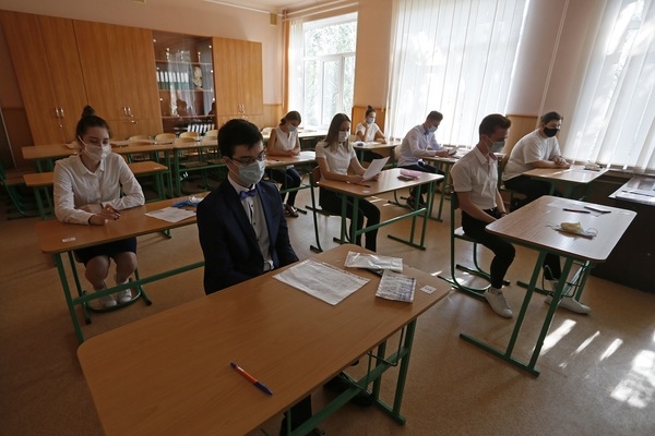 Выпускников снова ждут послабления на экзаменах, и опять виновата пандемия