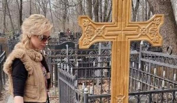 Цымбалюк-Романовская сняла видео на могиле Джигарханяна