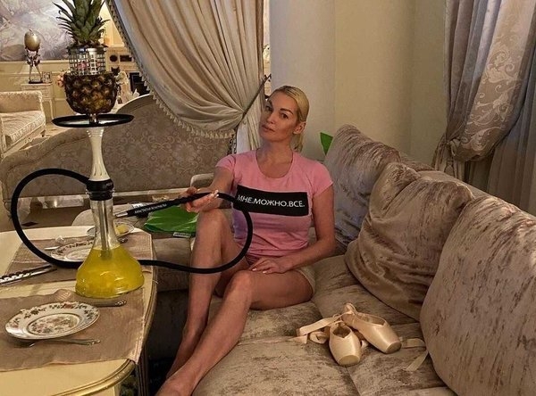 Волочкова разгневана тем, что ее снимали на телефон в чем мама родила в кабинете массажиста