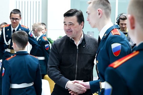 «Важно найти себе применение в жизни»: губернатор Подмосковья встретился с вологодскими кадетами