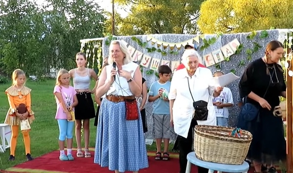 Экс-глава МИД Австрии Карин Кнайсль, с которой танцевал Путин, поселилась в рязанской деревне