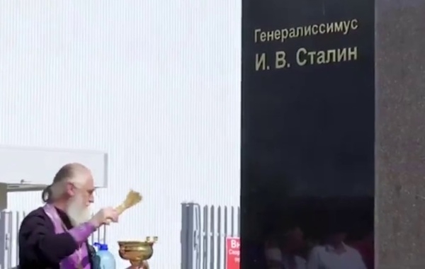 РПЦ на всякий случай открестилась от освящения восьмиметрового памятника Сталину на заводе 