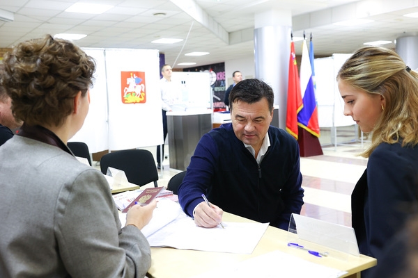 Губернатор Воробьев проголосовал на выборах главы Московской области