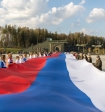 В Подмосковье гости из новых регионов и активисты развернули стометровый флаг РФ