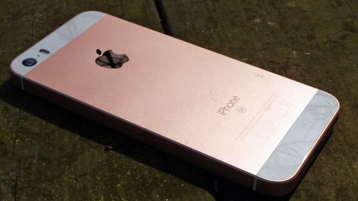 Розовый iPhone SE