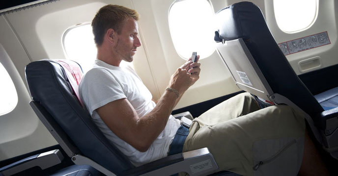 Почему нужно выключать телефон в самолете